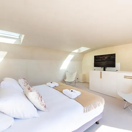 Apartment Lease Mobility L Champs-elysee & Eiffel View L Triplex 2br & Rooftop